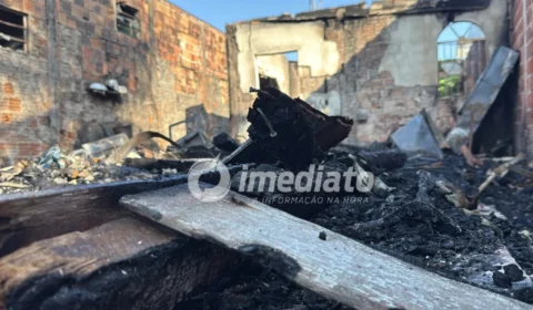 Incêndio destrói casa e atinge outras duas no Armando Mendes; família perde tudo em Manaus