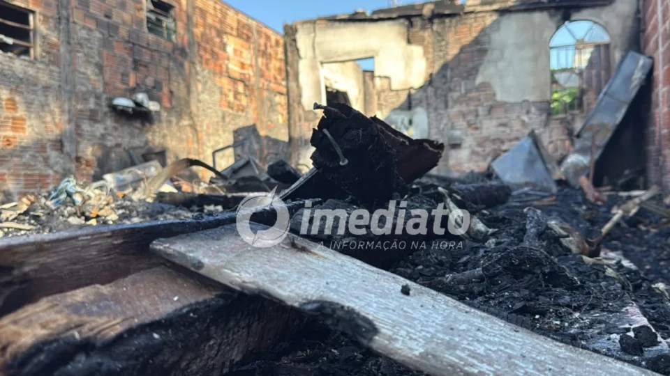 Incêndio destrói casa e atinge outras duas no Armando Mendes; família perde tudo em Manaus