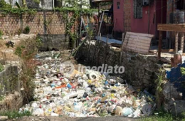 “Precisamos que o prefeito olhe pela nossa situação”, cobra moradora após igarapé ser tomado por lixo e risco de desabamento no bairro Redenção