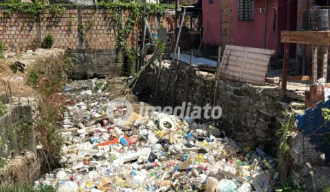 “Precisamos que o prefeito olhe pela nossa situação”, cobra moradora após igarapé ser tomado por lixo e risco de desabamento no bairro Redenção