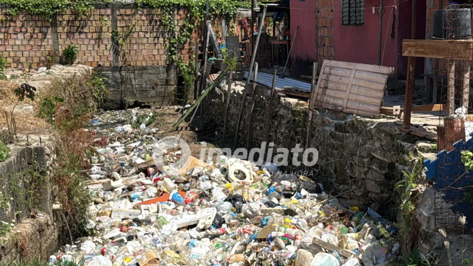 “Precisamos que o prefeito olhe pela nossa situação”, cobra moradora após igarapé ser tomado por lixo e risco de desabamento no bairro Redenção