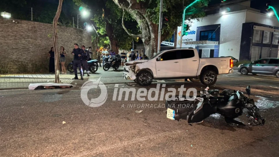 VEJA FOTOS: Motociclista é arremessado e morre após ser atingido por carro na Avenida Mário Ypiranga
