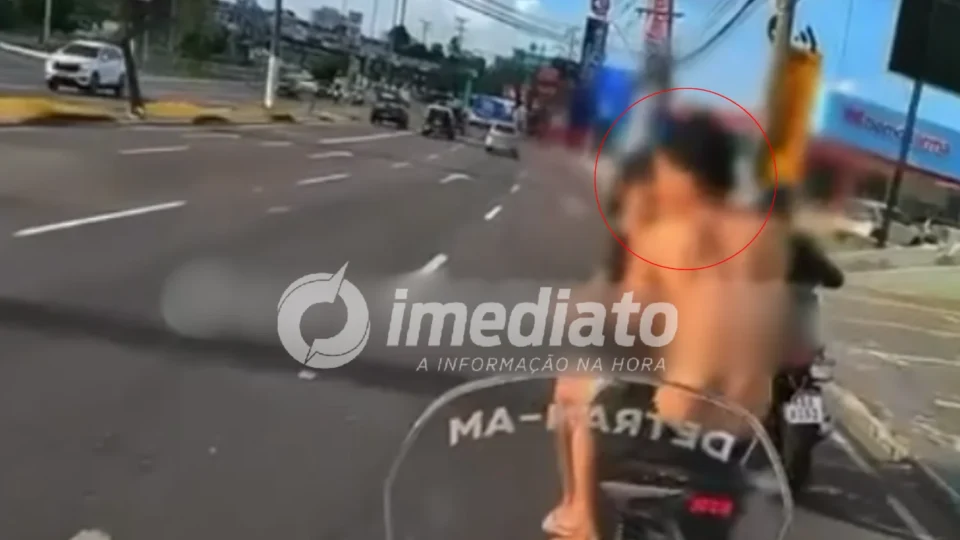 VEJA VÍDEO: Dupla desafia a polícia, foge de moto e sofre queda na Torquato Tapajós