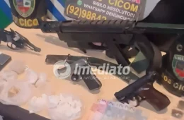 VEJA VÍDEO: Homem é preso com submetralhadora, pistolas e drogas no bairro São José