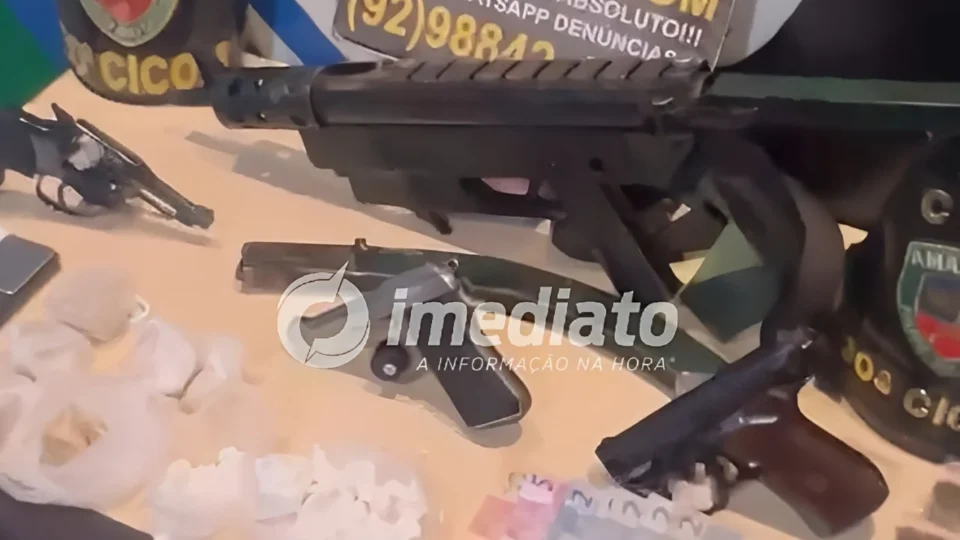 VEJA VÍDEO: Homem é preso com submetralhadora, pistolas e drogas no bairro São José