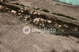 “Anos de abandono, cadê a Prefeitura?” Moradora se revolta com ruas esburacadas e cobra melhorias no Zumbi 2