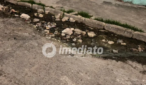 “Anos de abandono, cadê a Prefeitura?” Moradora se revolta com ruas esburacadas e cobra melhorias no Zumbi 2