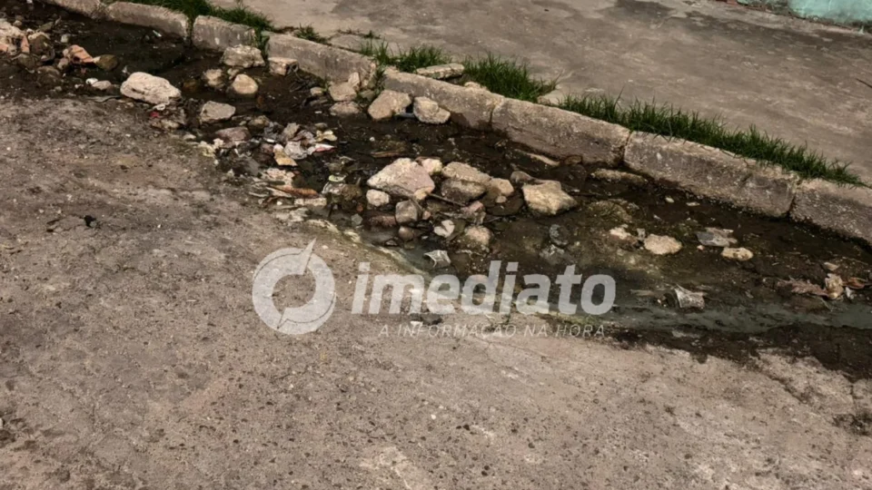 “Anos de abandono, cadê a Prefeitura?” Moradora se revolta com ruas esburacadas e cobra melhorias no Zumbi 2