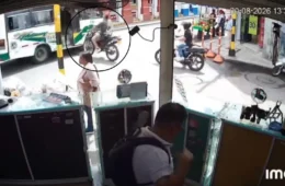 VEJA VÍDEO: Motorista esquece de fechar porta de ônibus e acaba salvando motociclista na Colômbia