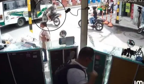 VEJA VÍDEO: Motorista esquece de fechar porta de ônibus e acaba salvando motociclista na Colômbia