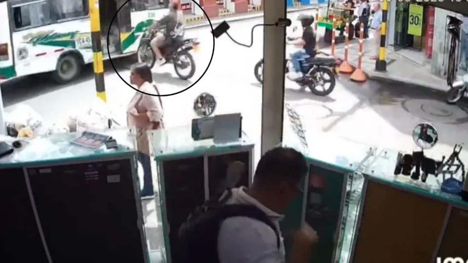 VEJA VÍDEO: Motorista esquece de fechar porta de ônibus e acaba salvando motociclista na Colômbia