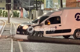 Motorista fica ferido após carro bater em poste e interditar trecho de Rua no bairro Adrianópolis