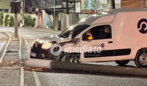 Motorista fica ferido após carro bater em poste e interditar trecho de Rua no bairro Adrianópolis