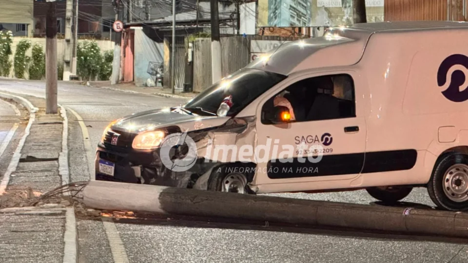 Motorista fica ferido após carro bater em poste e interditar trecho de Rua no bairro Adrianópolis