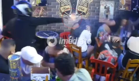 VEJA VÍDEO: Pistoleiro invade bar e mata homem e mulher a tiros durante ataque registrado por câmeras