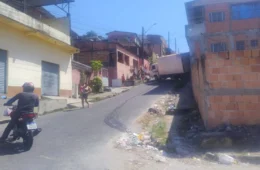 Veja: Caminhão baú perde o controle em ladeira e invade residência no bairro Novo Mundo