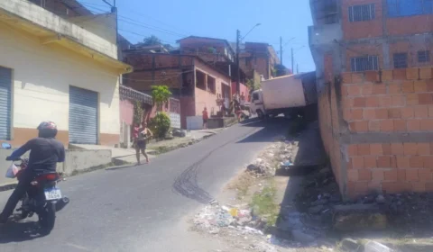 Veja: Caminhão baú perde o controle em ladeira e invade residência no bairro Novo Mundo