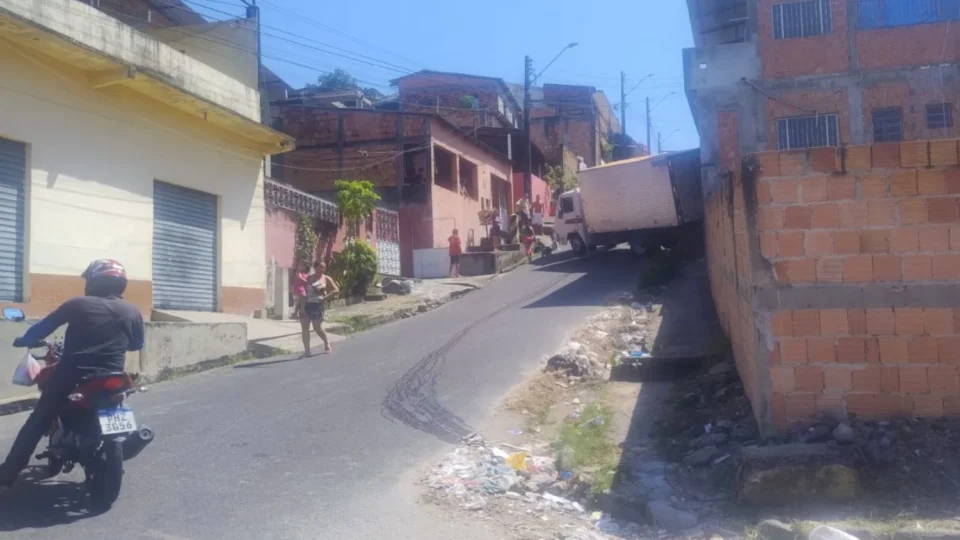 Veja: Caminhão baú perde o controle em ladeira e invade residência no bairro Novo Mundo