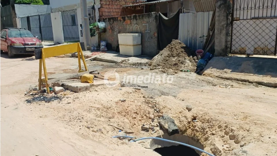 Moradores cobram solução após obra comprometer rede de esgoto no Novo Aleixo