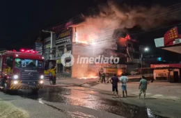 VEJA VÍDEO: Incêndio de grandes proporções destrói loja e ameaça prédio comercial ao lado de posto de combustíveis em Manaus