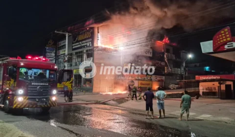 VEJA VÍDEO: Incêndio de grandes proporções destrói loja e ameaça prédio comercial ao lado de posto de combustíveis em Manaus