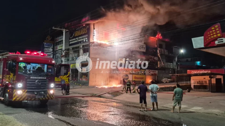 VEJA VÍDEO: Incêndio de grandes proporções destrói loja e ameaça prédio comercial ao lado de posto de combustíveis em Manaus