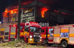 VEJA VÍDEOS: Incêndio de grandes proporções destrói loja de material de construção no Santa Etelvina e mobiliza bombeiros