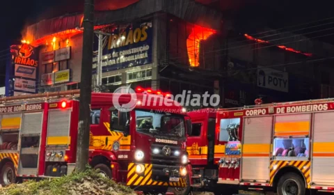 VEJA VÍDEOS: Incêndio de grandes proporções destrói loja de material de construção no Santa Etelvina e mobiliza bombeiros