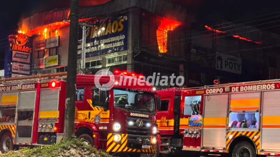 VEJA VÍDEOS: Incêndio de grandes proporções destrói loja de material de construção no Santa Etelvina e mobiliza bombeiros
