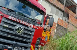 Bombeiros realizam resfriamento e ventilação de residência após incêndio que matou duas crianças no Tarumã