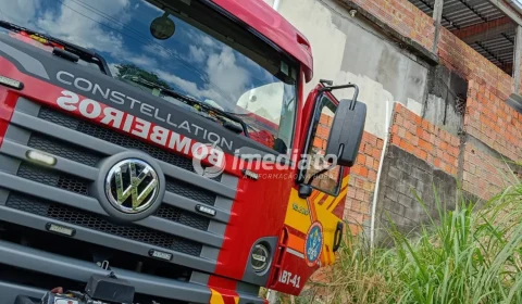 Bombeiros realizam resfriamento e ventilação de residência após incêndio que matou duas crianças no Tarumã