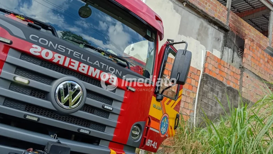 Bombeiros realizam resfriamento e ventilação de residência após incêndio que matou duas crianças no Tarumã