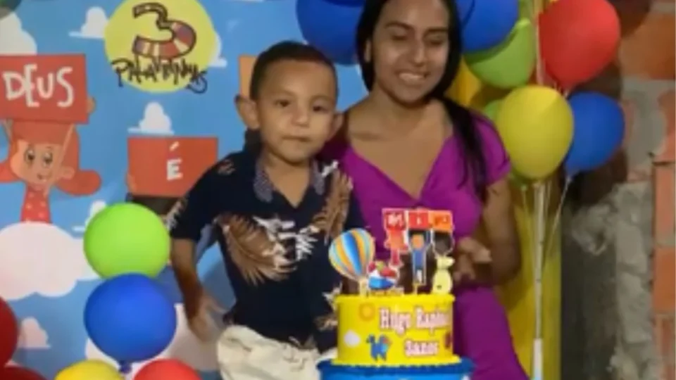 Mulher desaparece com filho de 3 anos após registrar denúncia contra companheiro na Delegacia da Mulher, em Manaus