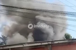 VEJA VÍDEOS: Incêndio em casa no bairro Colônia Santo Antônio teria começado após queima de lixo no quintal
