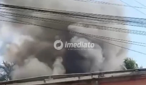 VEJA VÍDEOS: Incêndio em casa no bairro Colônia Santo Antônio teria começado após queima de lixo no quintal