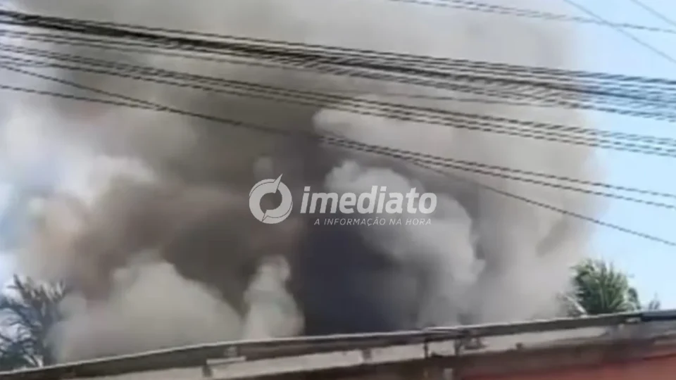 VEJA VÍDEOS: Incêndio em casa no bairro Colônia Santo Antônio teria começado após queima de lixo no quintal