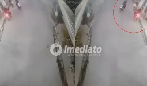 VEJA: Vídeo mostra jovem sendo assaltada por bandidos em motocicletas durante arrastão no Monte das Oliveiras
