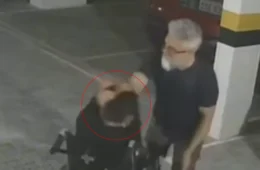 VEJA VÍDEO: Pai é flagrado agredindo filho cadeirante com socos dentro do estacionamento de condomínio