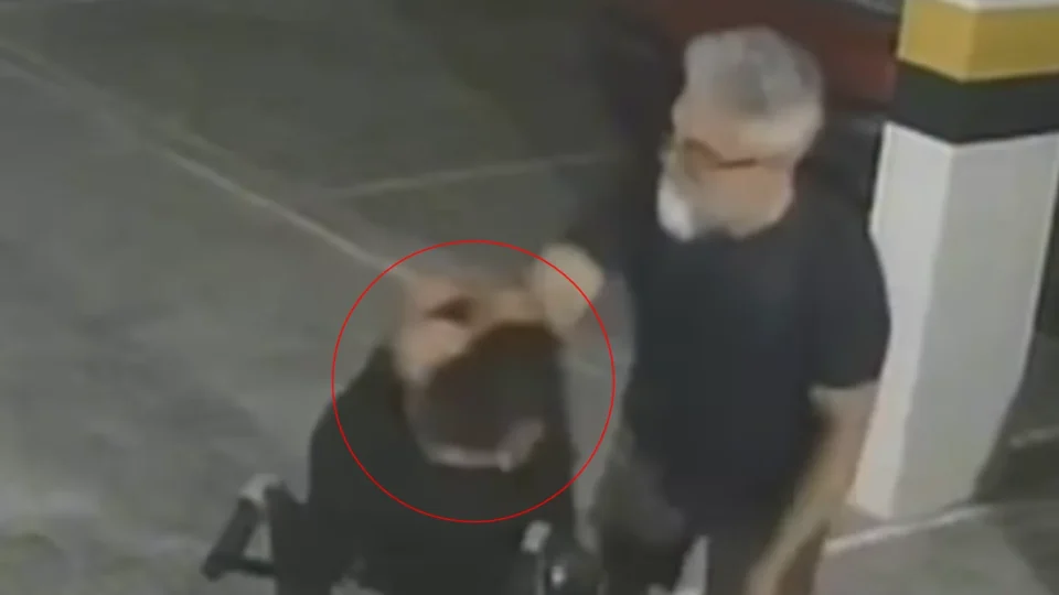 VEJA VÍDEO: Pai é flagrado agredindo filho cadeirante com socos dentro do estacionamento de condomínio