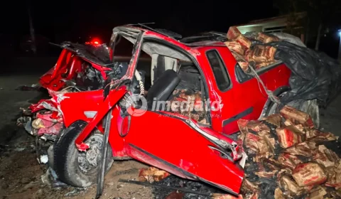 VEJA FOTOS: Grave acidente na AM-010 deixa três pessoas feridas, motorista preso às ferragens e mobiliza Bombeiros no km 26