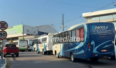 VEJA VÍDEOS: Transporte especial amanhece paralisado e afeta trabalhadores do Distrito Industrial de Manaus