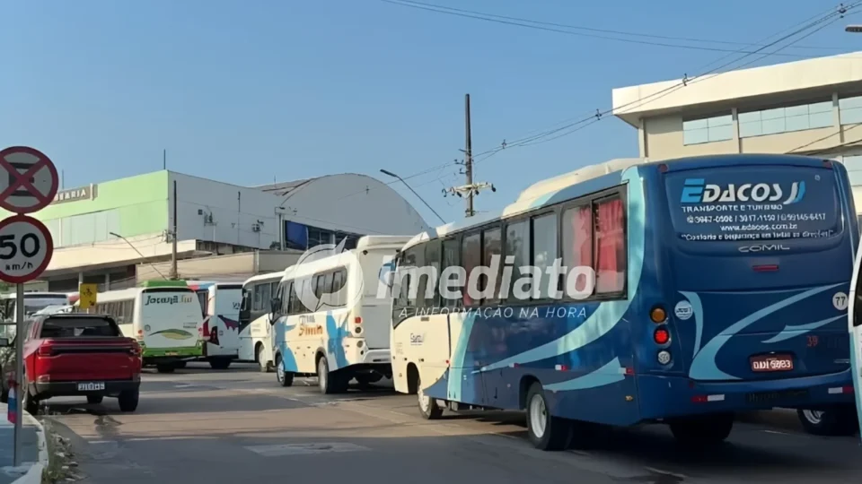 VEJA VÍDEOS: Transporte especial amanhece paralisado e afeta trabalhadores do Distrito Industrial de Manaus
