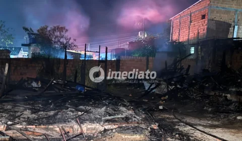 VEJA VÍDOS: Incêndio destrói casa de madeira no bairro Cidade de Deus e mobiliza moradores e Bombeiros em Manaus