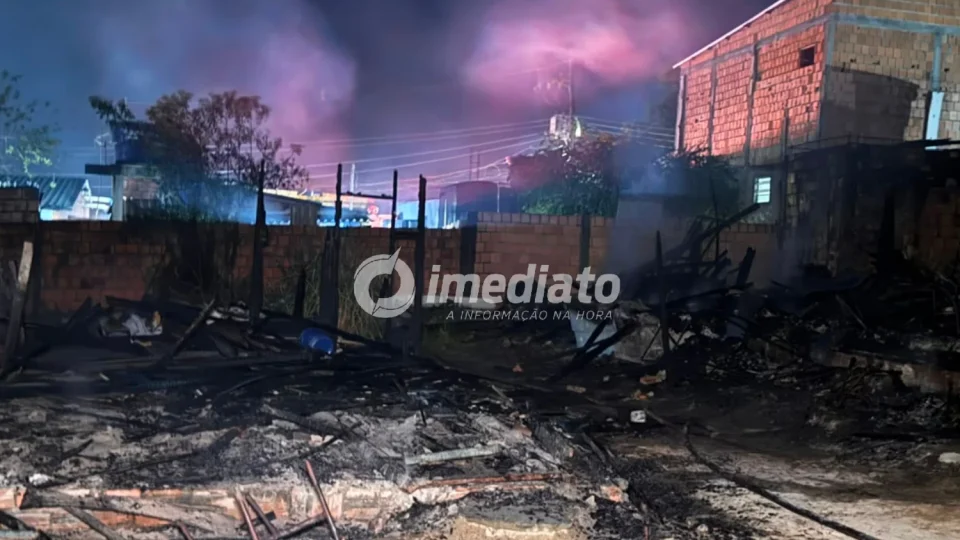 VEJA VÍDOS: Incêndio destrói casa de madeira no bairro Cidade de Deus e mobiliza moradores e Bombeiros em Manaus