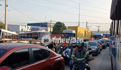 Paralisação do transporte especial provoca congestionamentos em avenidas e deixa Manaus em alerta