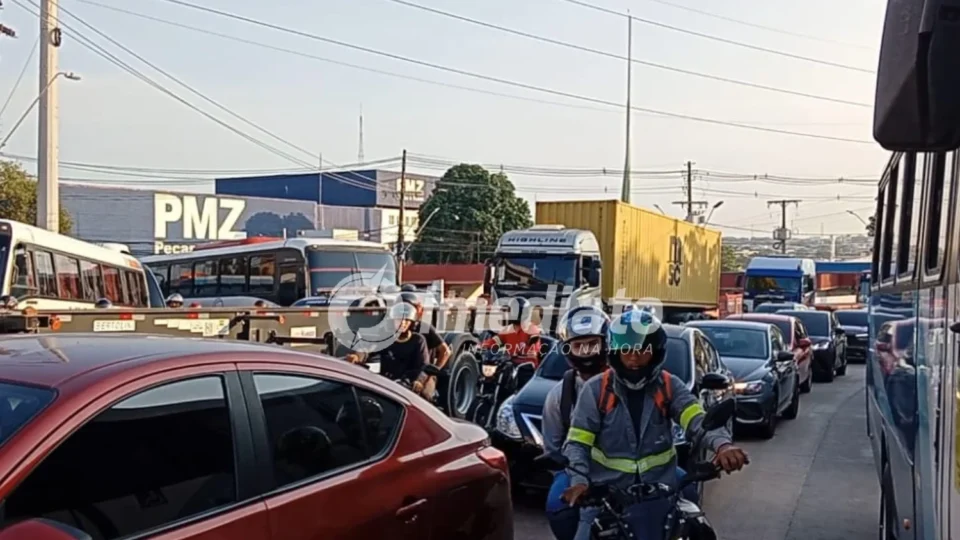 Paralisação do transporte especial provoca congestionamentos em avenidas e deixa Manaus em alerta