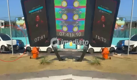 VEJA VÍDEO: Carro perde o controle, invade contramão e bate em painel de LED em Manaus
