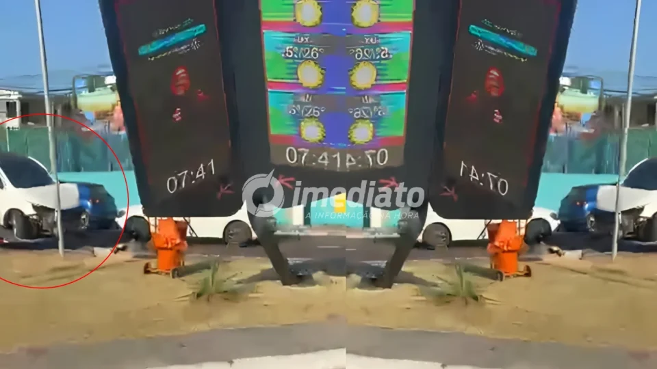 VEJA VÍDEO: Carro perde o controle, invade contramão e bate em painel de LED em Manaus