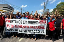 “Por trás dessa camisa existe um pai e uma mãe de família”: motoristas do transporte especial paralisam atividades e cobram valorização em Manaus