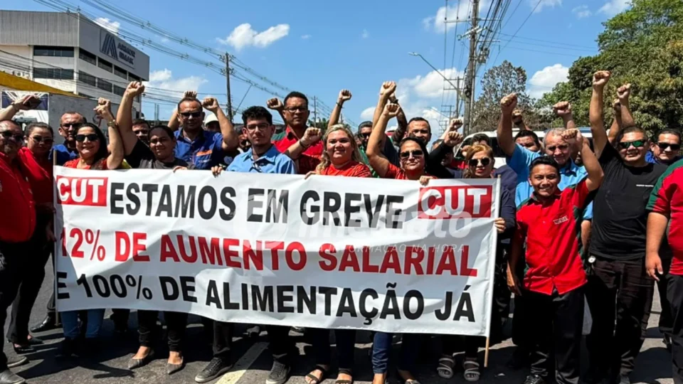 “Por trás dessa camisa existe um pai e uma mãe de família”: motoristas do transporte especial paralisam atividades e cobram valorização em Manaus